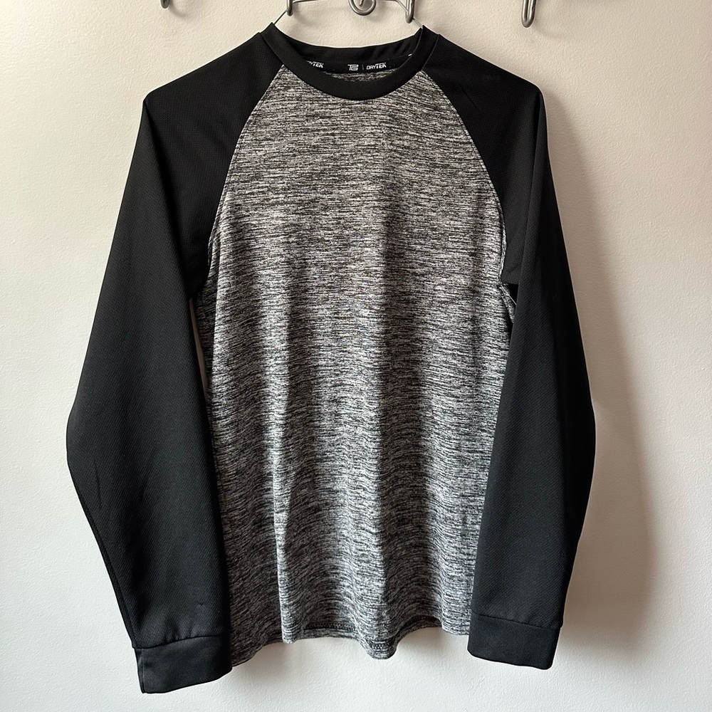 Boys Tek Gear Drytek Black/Gray long sleeve shirt. Size L (fits like a 12-14)